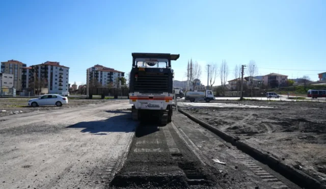 Battalgazi Belediyesi konteyner kent alanından sökülen asfaltın kırsal yollarda kullanılması