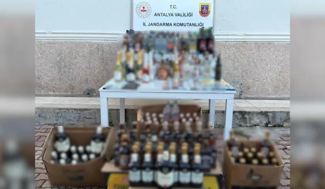 Antalya'da jandarma ekiplerinin kaçak alkol operasyonunda ele geçirilen ürünler