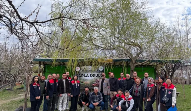 Kars'ta çiftçilere meyvecilik eğitimleri veren uzmanlar