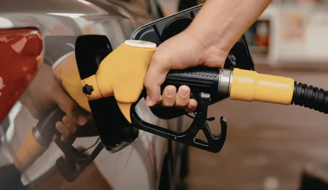 Motorin ve benzin pompaları, akaryakıt fiyatlarındaki artışı simgeliyor.