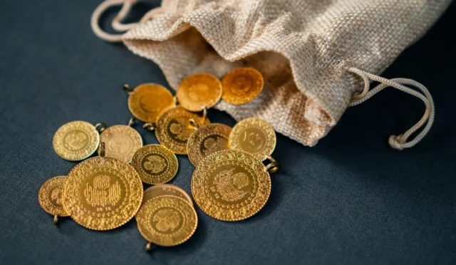 Altın fiyatlarındaki son durumu gösteren grafik ve altın görselleri