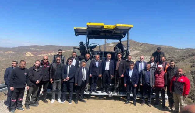 Kırıkkale ve Kalecik'i birbirine bağlayan yolda asfalt serim çalışmaları yapılıyor.