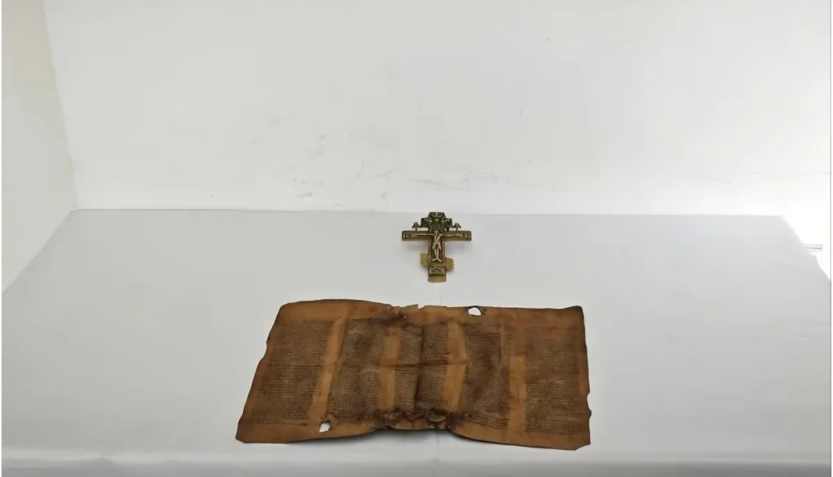 Erzurum’da Tarihi Eser Kaçakçılarına “Anadolu Mirası” Operasyonu: Orta Çağ Parşömeni ve Bronz Haç Ele Geçirildi