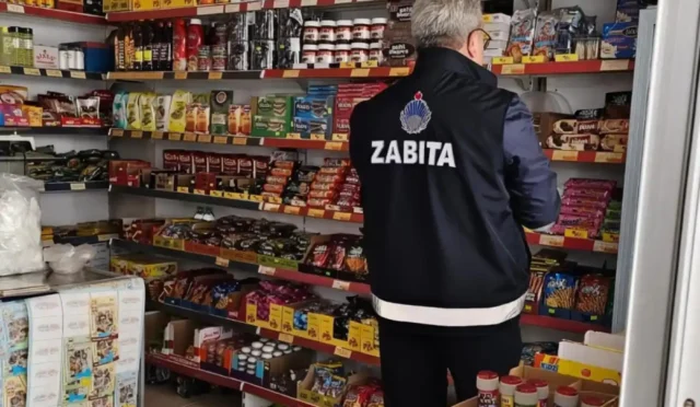 Malatya Battalgazi'de bir bakkalın raflarında tarihi geçmiş ürünlerin zabıta ekiplerince toplandığı denetim