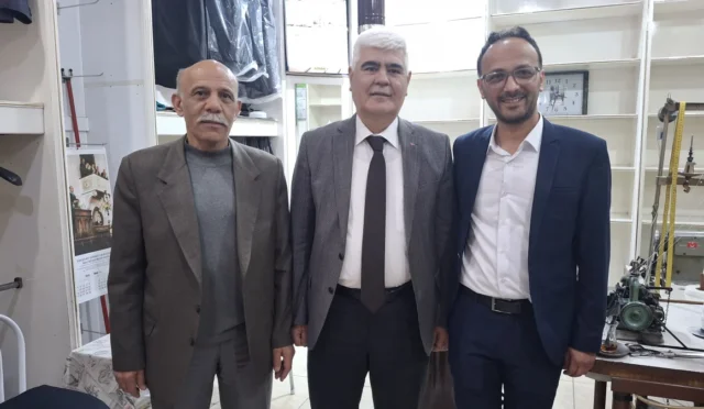 Türkiye Terziler Federasyonu Genel Başkanı Ali Sefa Şen, Beypazarı'nda esnaflarla sohbet ediyor.