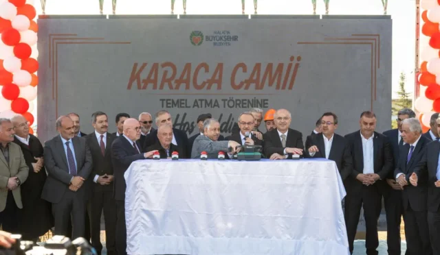 Malatya Şehir Mezarlığı'nda inşa edilecek Karaca Camisi'nin temel atma töreninden bir görüntü.