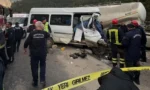 Burdur'da işçi servisi ile tırın çarpıştığı kaza yerinden görüntü