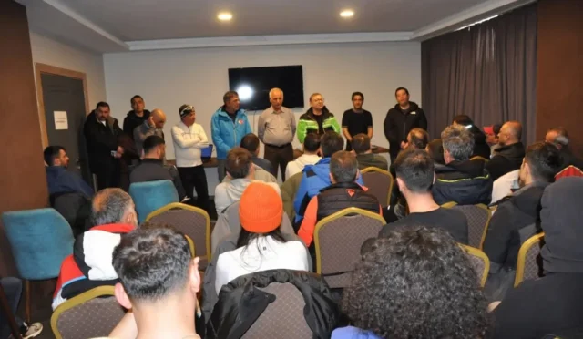 Sarıkamış'ta Alp disiplini ve snowboard antrenörlük kursu tamamlandı, nitelikli eğitmenler yetiştirildi