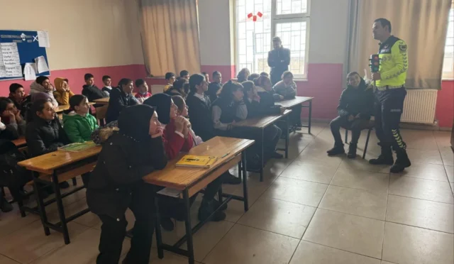 Kars'ta köy okulu öğrencileri trafik eğitimi alıyor