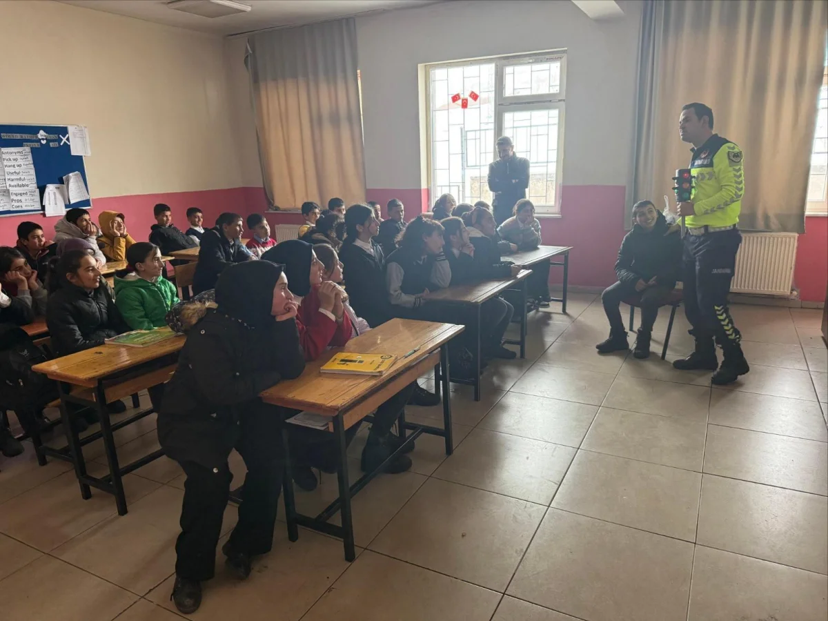 Kars’ta Köy Okullarında Öğrencilere Trafik Bilinci Aşılandı: Uygulamalı Eğitimlerle Güvenli Gelecek İnşa Ediliyor