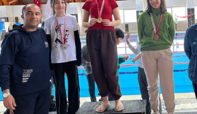 Kars'ta 23 Nisan Ulusal Egemenlik ve Çocuk Bayramı kapsamında düzenlenen yüzme yarışmasında mücadele eden minik sporcular