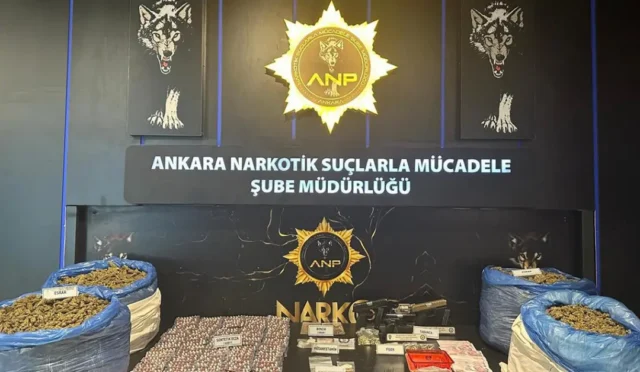 Ankara'da narkotik operasyonu kapsamında ele geçirilen uyuşturucu maddeler ve silahlar