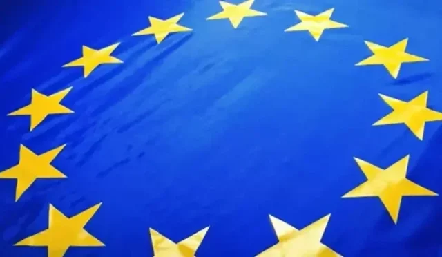 Avrupa Birliği bayrağı önünde enerji sembolleri ve grafikler