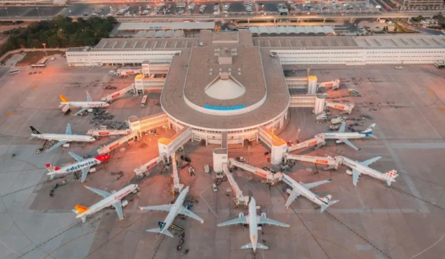 Antalya Havalimanı'nda yoğun yolcu trafiğini gösteren bir kare