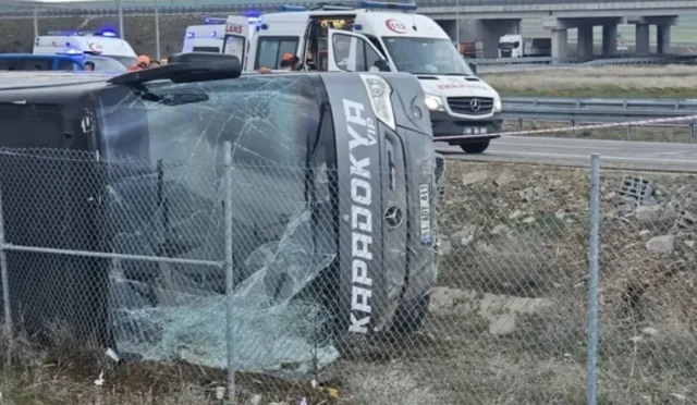 Aksaray'da tur otobüsünün devrilmesi sonucu yaralananların olduğu kaza