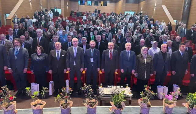 Rize'de düzenlenen Süs Bitkileri Zirvesi'nde konuşmacılar ve katılımcılar