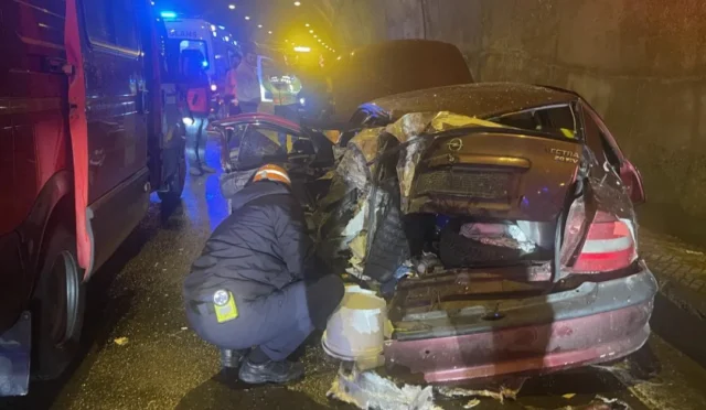 Bolu Dağı Tüneli'nde meydana gelen zincirleme kazada yaralılar olduğu ve trafiğin durduğu anı gösteren görsel.
