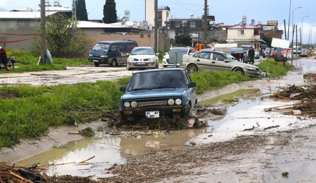 Hatay'da şiddetli yağış sonrası oluşan sel ve su baskınları