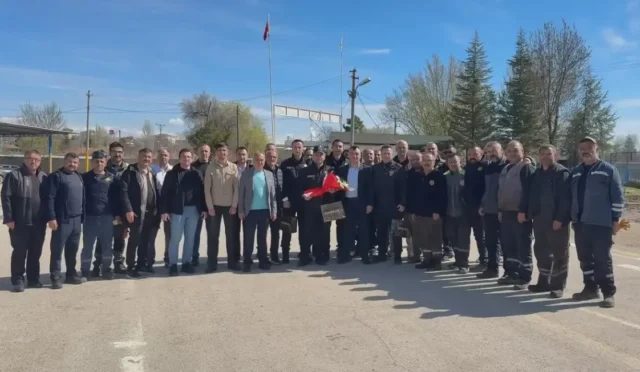 Kırıkkale Belediyesi'nde Polis Haftası kapsamında polis memurlarına çiçek takdimi