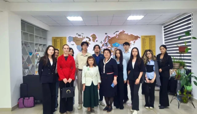 Farabi Dünyası 2026 konferansında dil öğretimi ve yapay zeka üzerine yapılan sunumlar.