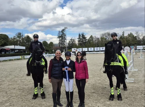 AYBÜ binicisi Defne Turasan'ın Polis Haftası'nda kazandığı kupalarla çekilmiş fotoğrafı