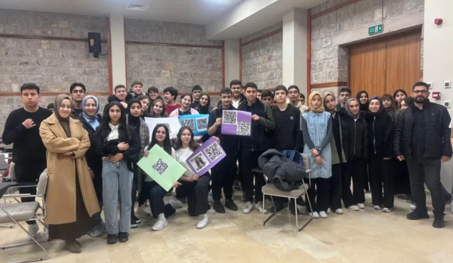 Arslantepe Höyüğü'nde STEM etkinliğine katılan öğrenciler ve eğitmenler