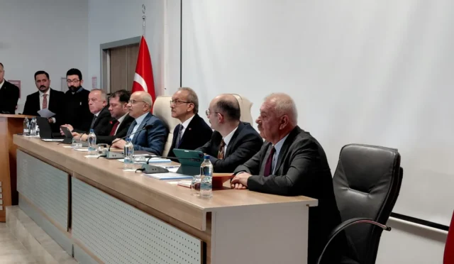 Malatya Valisi Seddar Yavuz, Doğanşehir'de tamamlanan kentsel dönüşüm konutlarını inceliyor.