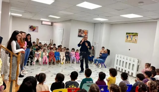 Kars'ta minik öğrencilere polislik mesleği ve güvenlik kuralları eğlenceli bir etkinlikle tanıtıldı.