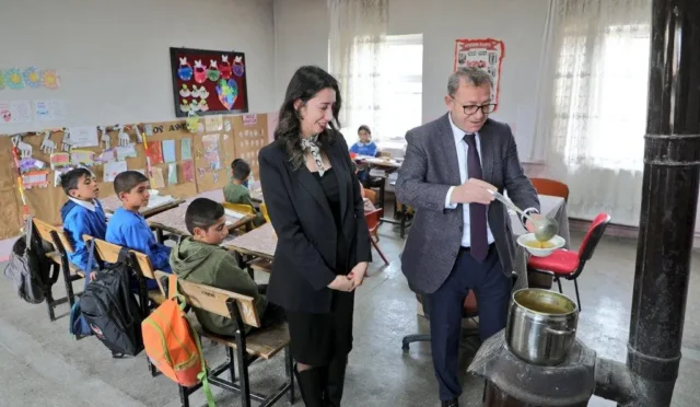 Kars Valisi Ziya Polat, okul ziyaretinde öğrencilere kendi elleriyle çorba ikram ederken