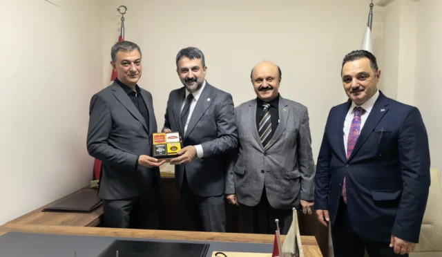 Ankara Kalkınma Kurulu (AKK) heyeti, Ankara Otelciler ve Hamamcılar Esnaf Odası'nı ziyaret ederken çekilmiş bir fotoğraf.