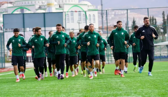 Malatya Yeşilyurtspor futbol takımı antrenman yaparken
