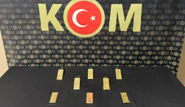 Hatay'da polis ekipleri tarafından durdurulan motosiklette 8 kilo kaçak altın ele geçirildi.