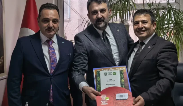 Ankara Kent Konseyi Başkanı Halil İbrahim Yılmaz ve beraberindeki oda başkanları esnaf odası temsilcileriyle bir araya geldi.