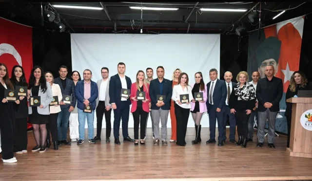 Kemer'deki otel temsilcileri ve belediye yetkilileri depozito yönetim sistemi toplantısında bir arada