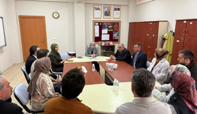 Düzce Milli Eğitim Müdürü Gülşen Özer, Kaynaşlı'daki bir okulda incelemelerde bulunuyor.