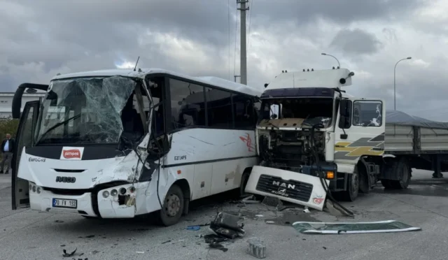 Karaman'da işçi servisi ile tırın çarpıştığı kazada yaralananlar ambulansla hastaneye taşınıyor