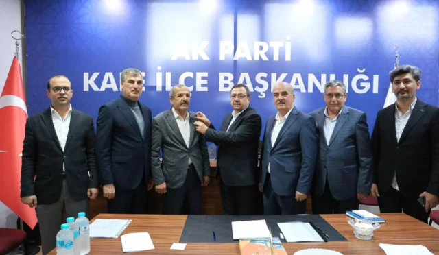 Kale Belediye Meclis Üyesi Aslan Karadeniz AK Parti rozeti takarken