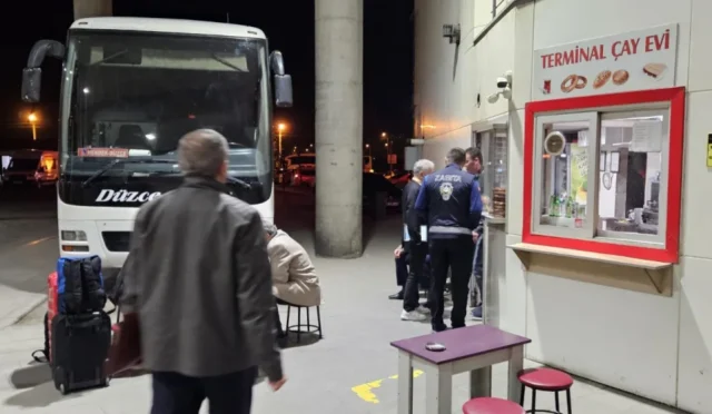 Düzce otobüs terminalinde zabıta ve sağlık personeli denetim yaparken