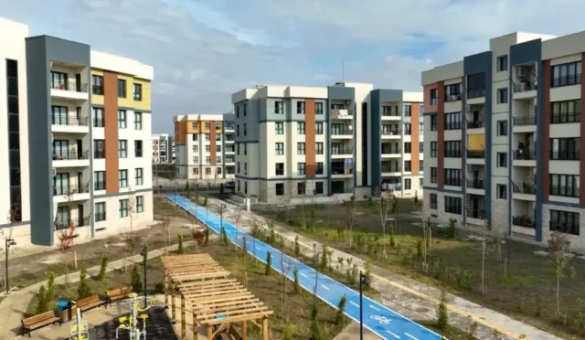 Gayrimenkul piyasasında konut ve arsa satışlarında ilk çeyrekte yaşanan düşüşü gösteren grafik.