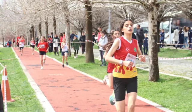 Elazığ'da düzenlenen Anadolu Yıldızlar Ligi Kros yarışmalarında sporcular mücadele ederken