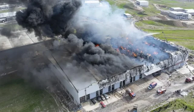 Ankara'da mobilya deposunda çıkan yangına müdahale eden itfaiye ekipleri