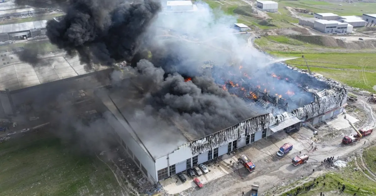 Ankara’da Mobilya Deposu Alevlere Teslim: İtfaiye Ekipleri Nefes Kesen Mücadele Veriyor