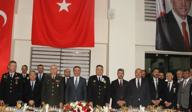 Erzurum'da Polis Teşkilatı'nın 181. yıl dönümü resepsiyonunda çekilmiş protokol üyelerinin toplu fotoğrafı.