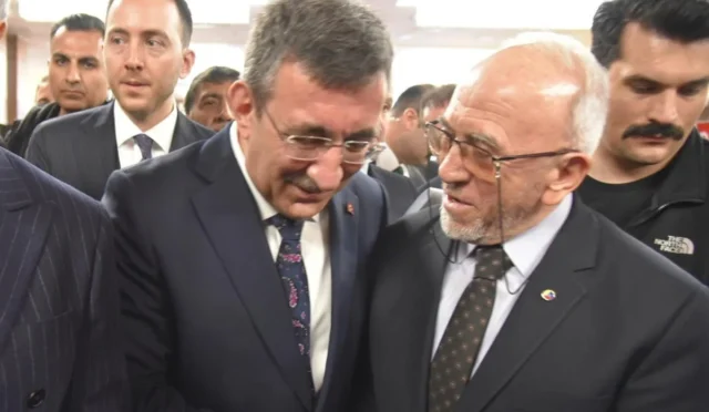 Elazığ Ticaret Borsası Başkanı Mehmet Ali Dumandağ ve Cumhurbaşkanı Yardımcısı Cevdet Yılmaz'ın Elazığ'ın kalkınma vizyonunu görüştüğü toplantıdan bir kare.