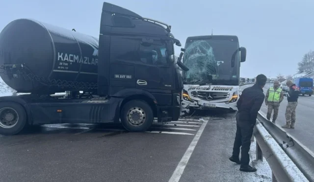 Erzurum'da buzlanma nedeniyle meydana gelen zincirleme kazanın ardından olay yeri