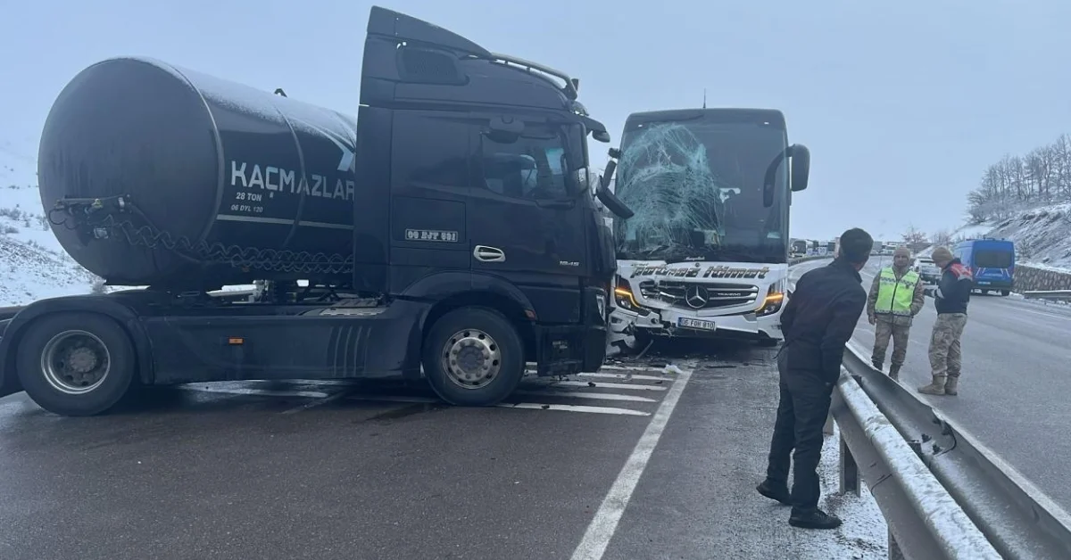 Erzurum’da Buzlanma Zincirleme Kazaya Yol Açtı: 5 Yaralı
