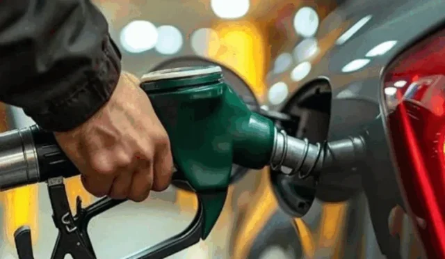 Akaryakıt pompa fiyatlarının gösterildiği bir görsel