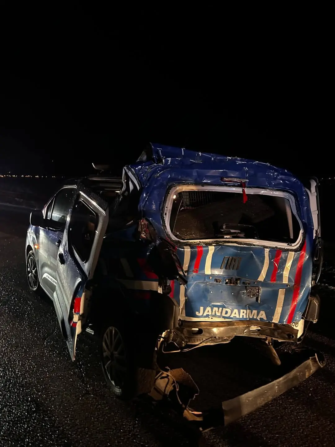 Erzurum’da Buzlanma Faciası: Tır Jandarma Ekibine Çarptı, 4 Yaralı