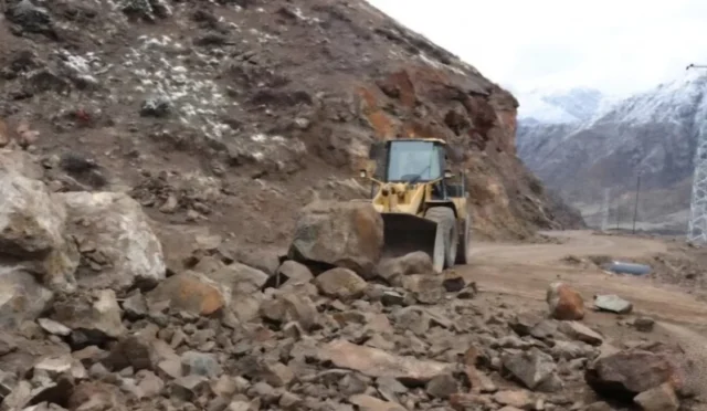 Erzurum Oltu'da heyelan sonrası kapanan yolda iş makineleriyle çalışma yapılıyor