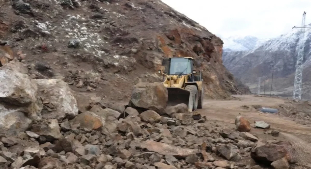 Erzurum Oltu’da Dev Kaya Heyelanı: Ulaşıma Kapanan Yollar Açılıyor